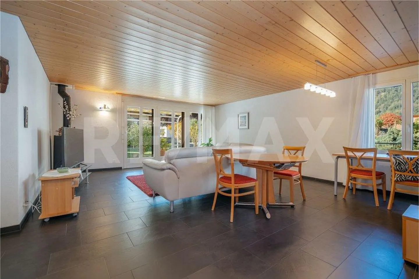 Attractive 3.5-room ground-floor apartment with garden terrace in Wilderswil - Photo 2 of 13
