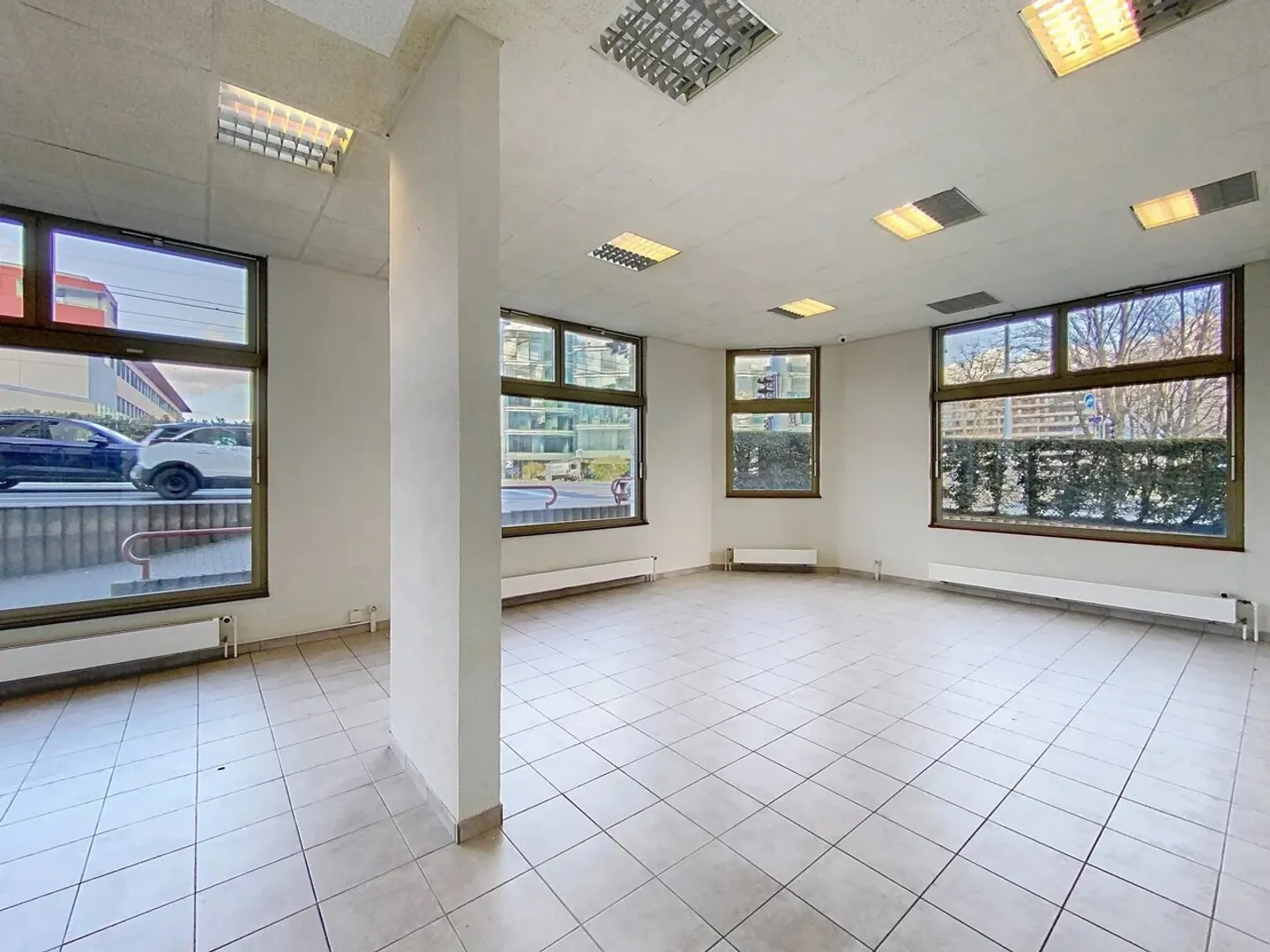 Schöne geräumige Arkade in der Nähe der Nationen - Foto 4 von 13