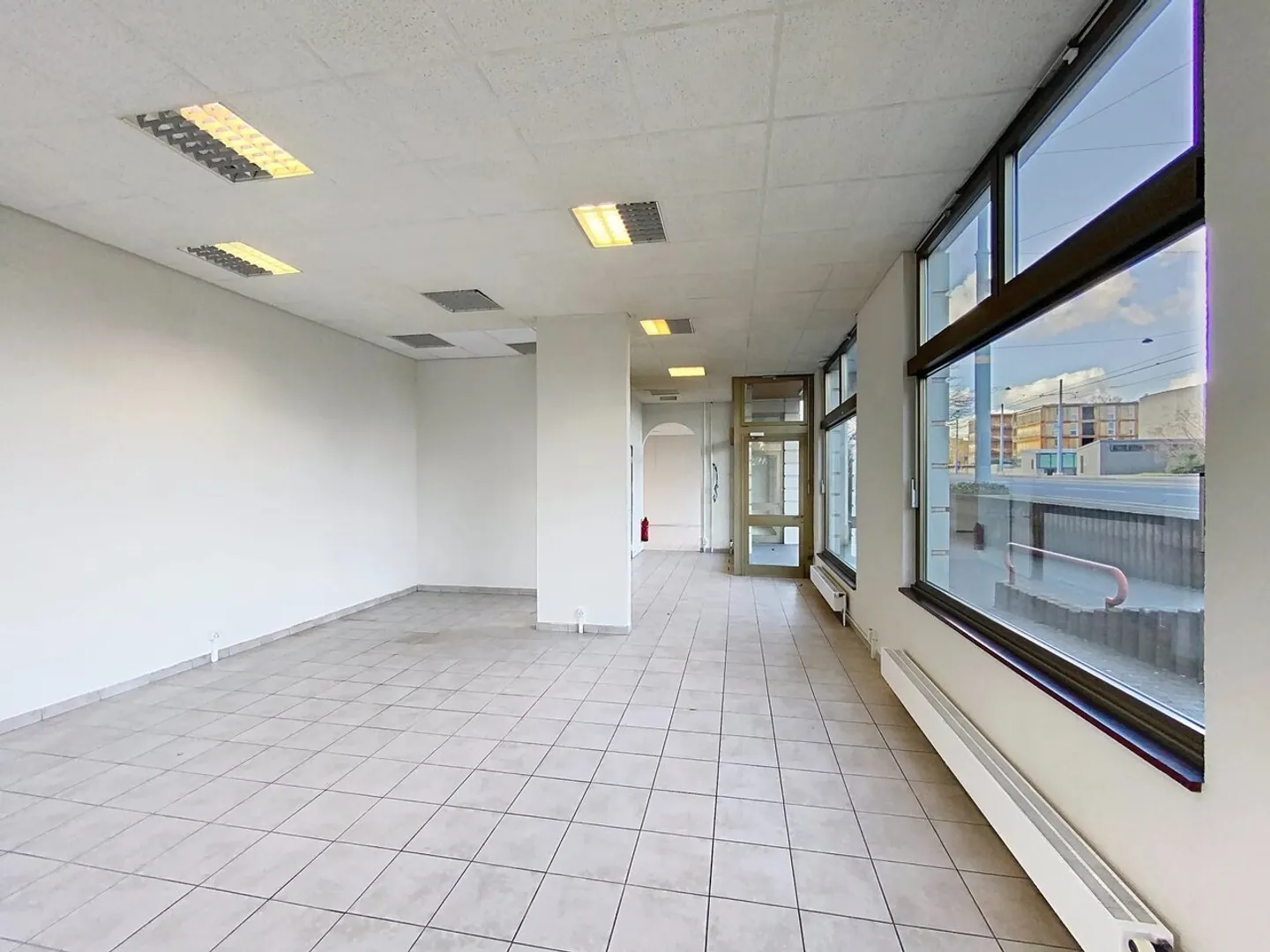 Schöne geräumige Arkade in der Nähe der Nationen - Foto 5 von 13