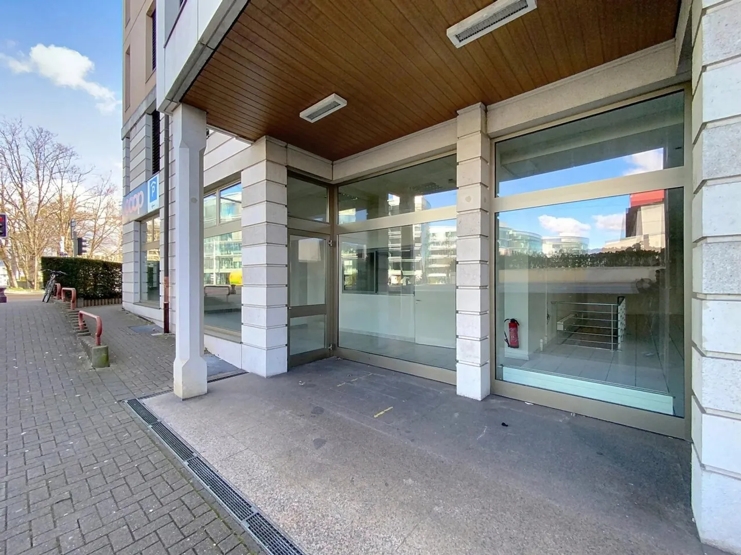 Schöne geräumige Arkade in der Nähe der Nationen - Foto 3 von 13