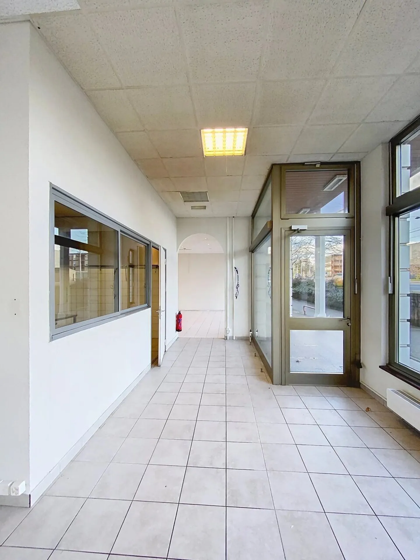 Schöne geräumige Arkade in der Nähe der Nationen - Foto 6 von 13