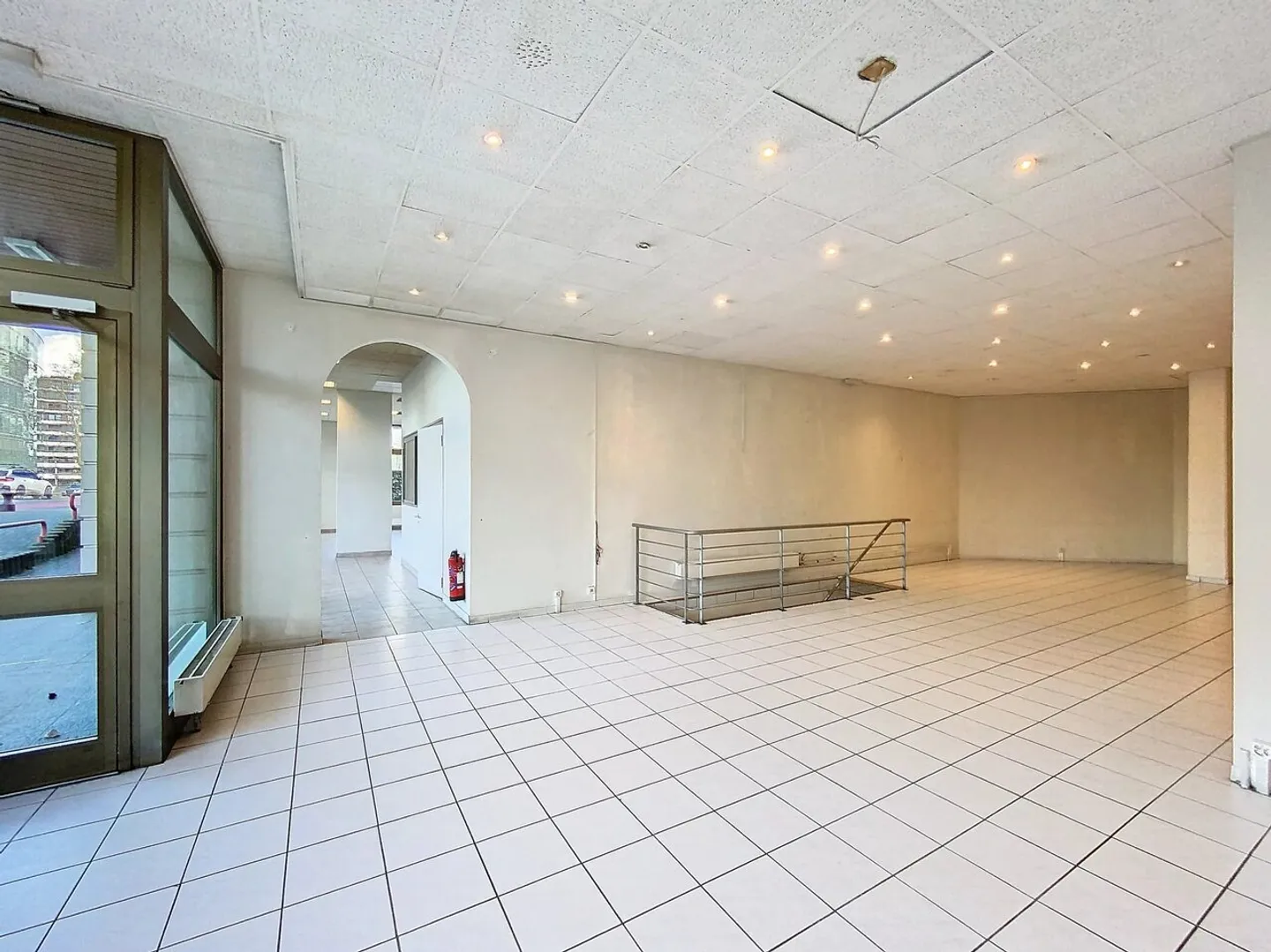 Schöne geräumige Arkade in der Nähe der Nationen - Foto 7 von 13