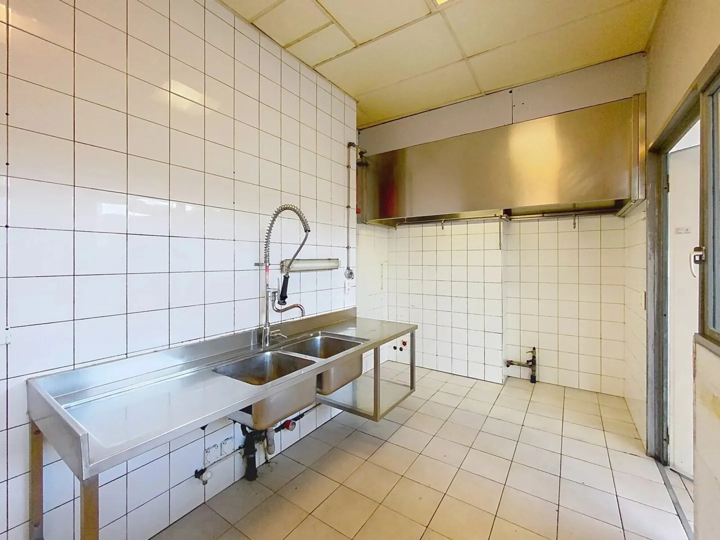 Schöne geräumige Arkade in der Nähe der Nationen - Foto 10 von 13