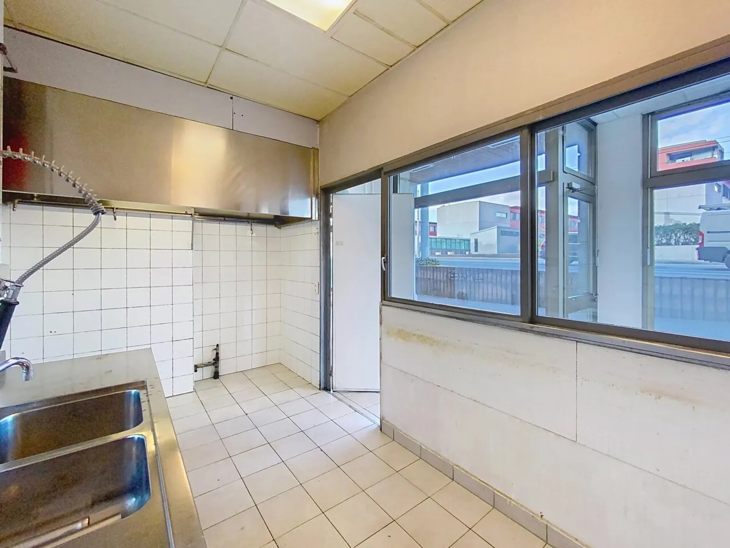 Schöne geräumige Arkade in der Nähe der Nationen - Foto 11 von 13