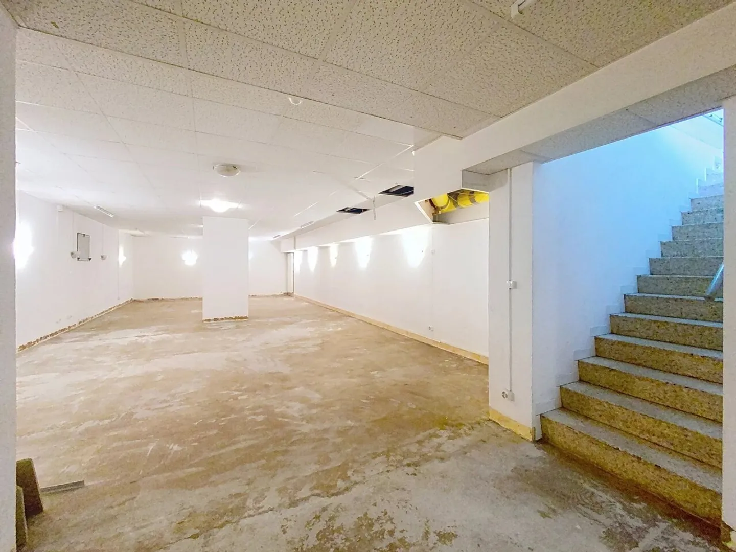 Schöne geräumige Arkade in der Nähe der Nationen - Foto 12 von 13