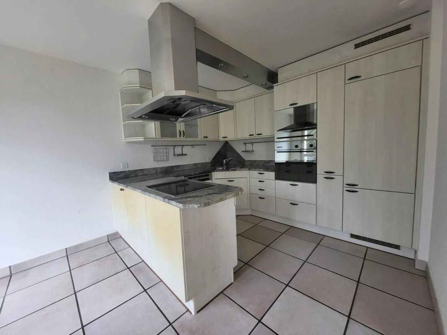 Appartement de jardin 4.5 pièces ensoleillé dans un quartier résidentiel calme - Photo 2 sur 7