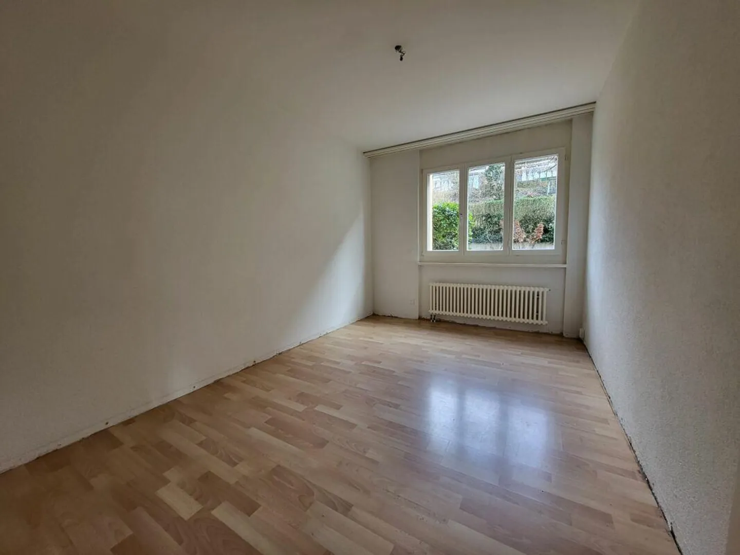 Appartement de jardin 4.5 pièces ensoleillé dans un quartier résidentiel calme - Photo 5 sur 7