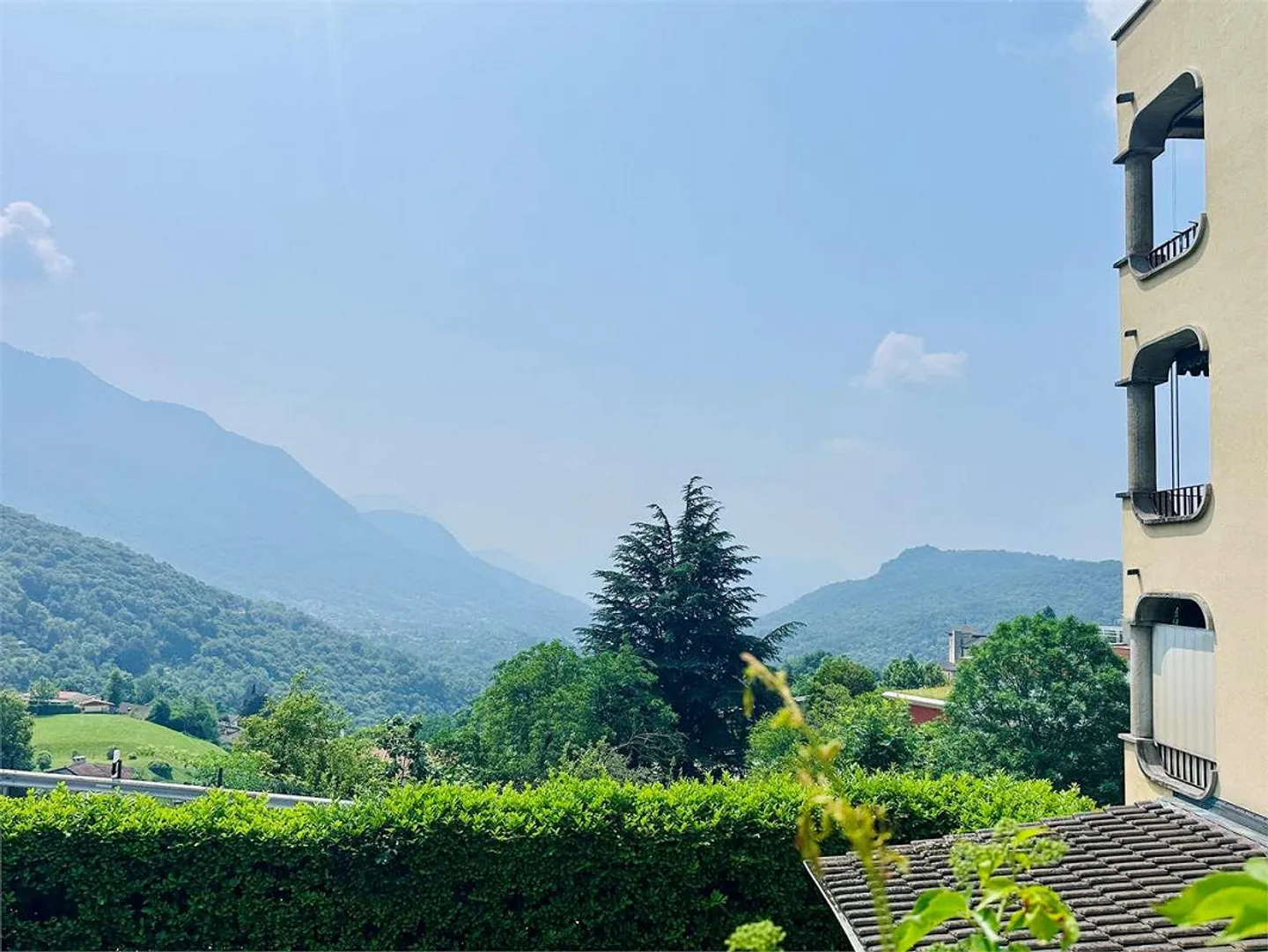 LOPAGNO - spacious 2.5 rooms with terrace overlooking the lake and swimming pool - Photo 1 of 13
