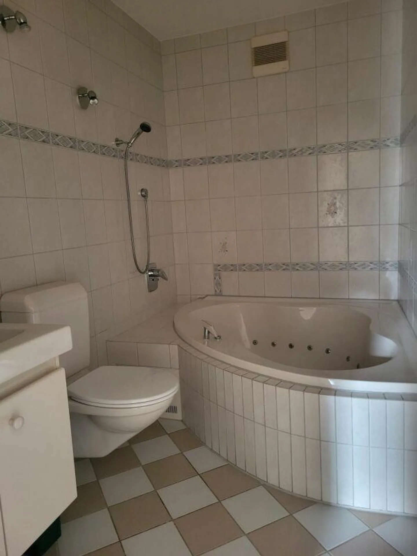 Appartement de jardin 4.5 pièces ensoleillé dans un quartier résidentiel calme - Photo 6 sur 7