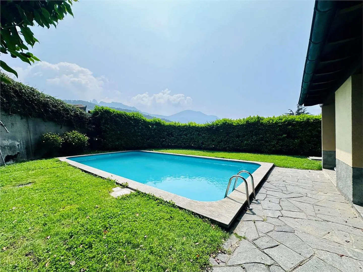 LOPAGNO - spacious 2.5 rooms with terrace overlooking the lake and swimming pool - Photo 11 of 13