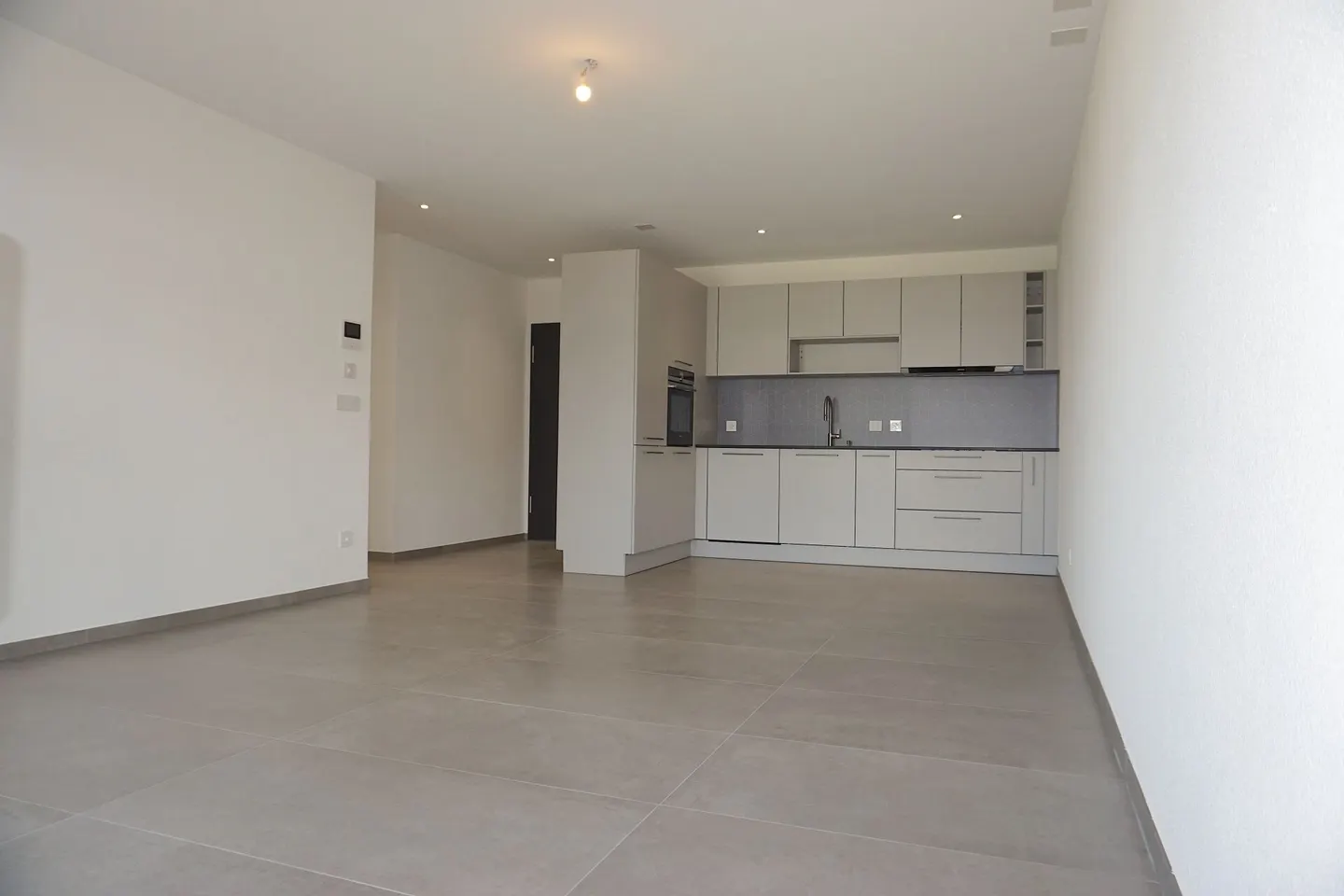 PRICE DROP - Bright 3.5-room garden-level apartment with private terrace - Photo 2 of 8