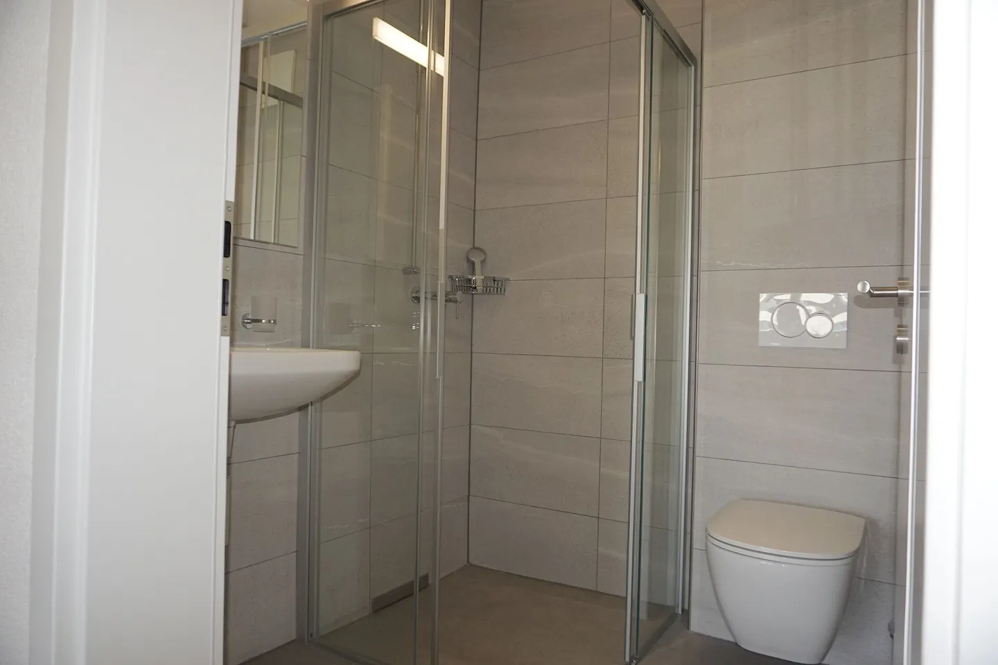 PRICE DROP - Bright 3.5-room garden-level apartment with private terrace - Photo 5 of 8
