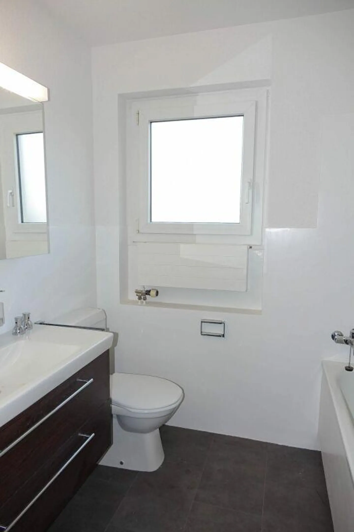 Bright, spacious apartment with sunny balcony - Photo 3 of 8