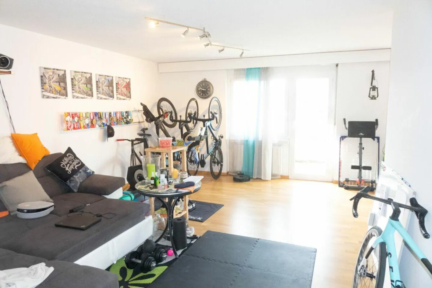 Bright, spacious apartment with sunny balcony - Photo 4 of 8