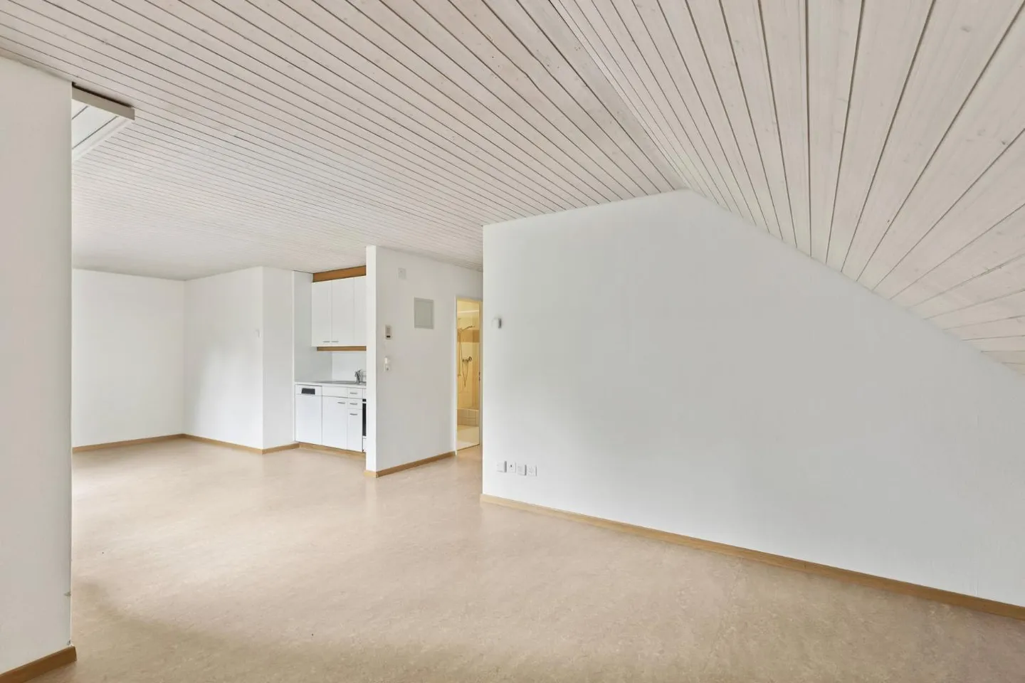 Spacious Apartment in Seen - Photo 4 of 10