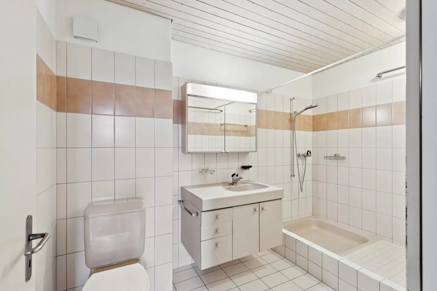 Spacious Apartment in Seen - Photo 7 of 10