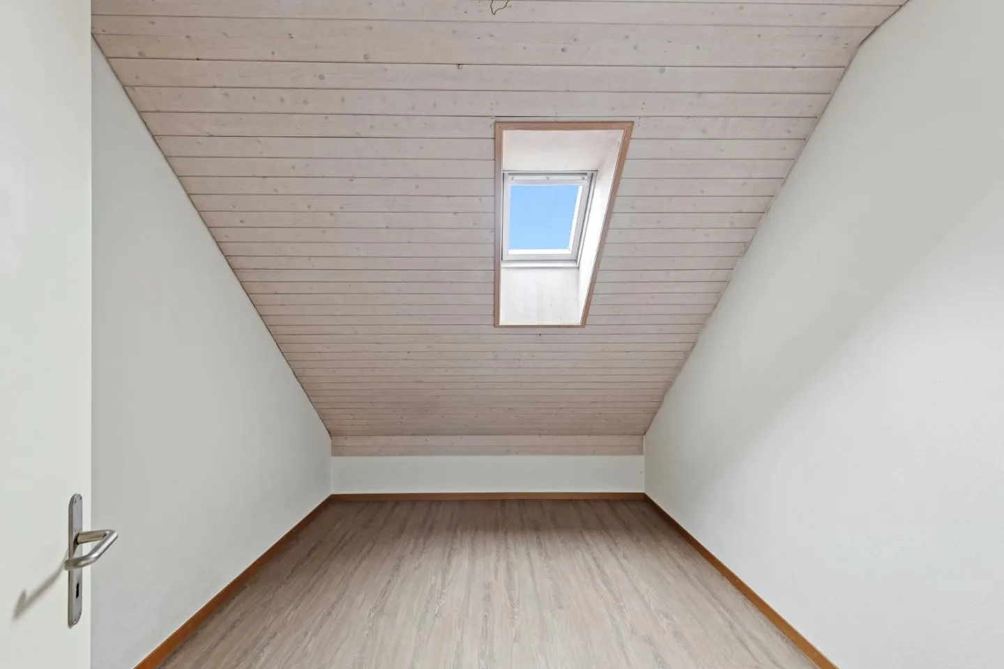 Spacious Apartment in Seen - Photo 9 of 10