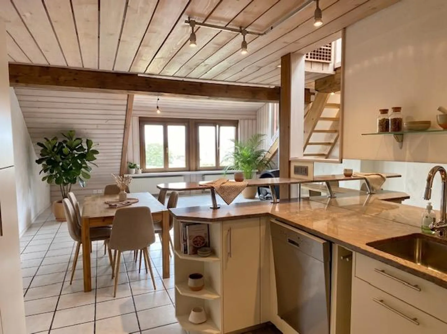 Appartement Duplex lumineux et spacieux de 4,5 pièces dans le village viticole de Twann - Photo 3 sur 13