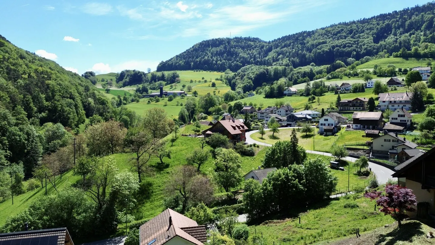 Qui sta nascendo la tua casa da sogno con vista! Terreno edificabile soleggiato a Grindel (SO) - Foto 7 di 7