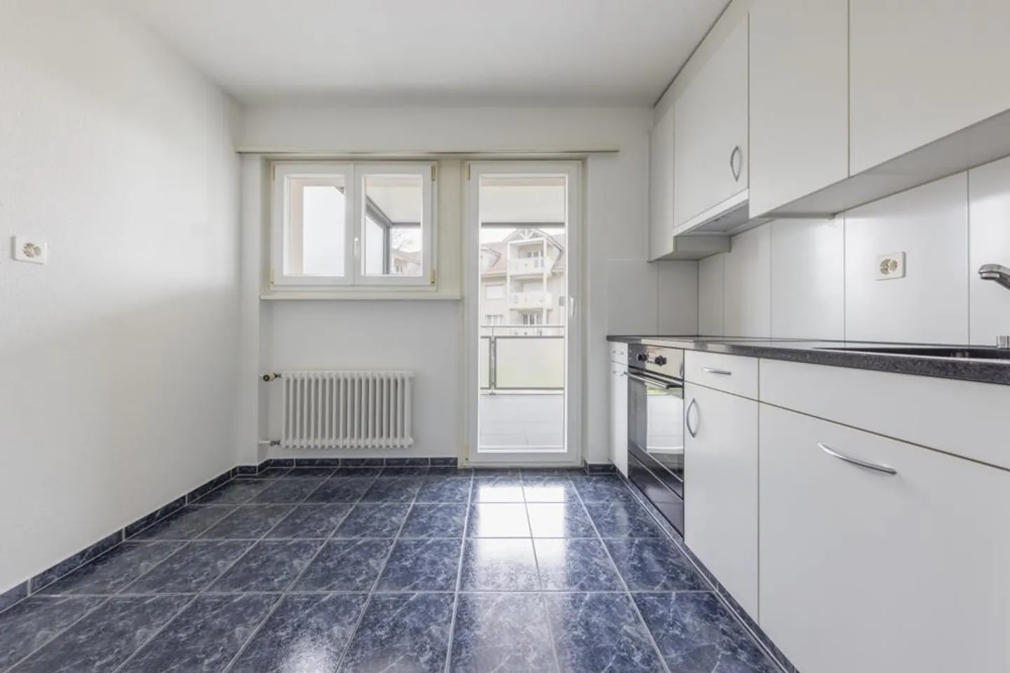 Attractive and sunny apartment in a central location - Photo 2 of 5