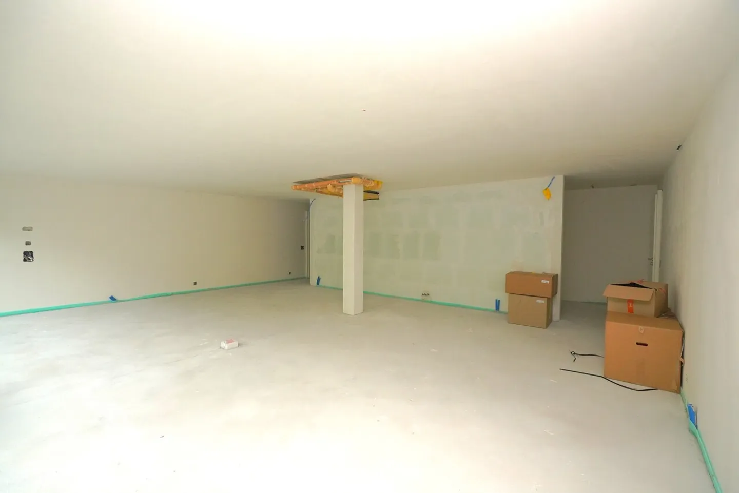 SPAZIO COMMERCIALE GREZZO A SIERRE - Foto 6 di 7