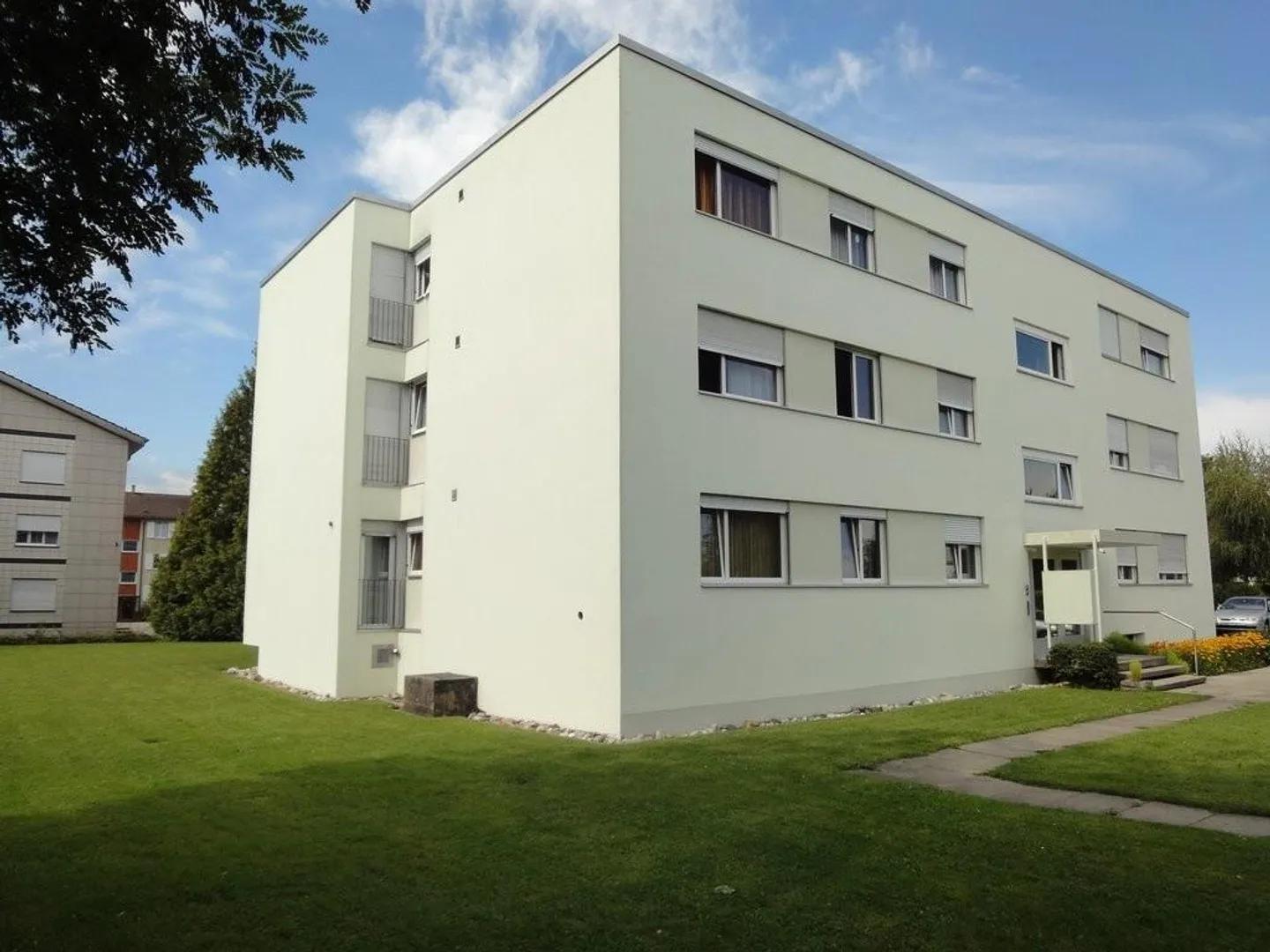 Spacious 4-room apartment in a quiet residential area - Photo 1 of 11