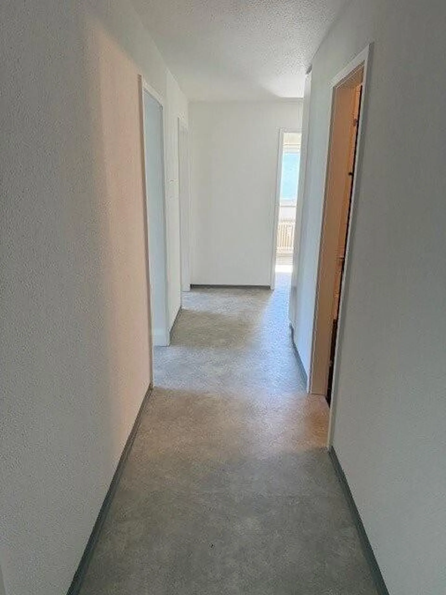Spacious 4-room apartment in a quiet residential area - Photo 2 of 11