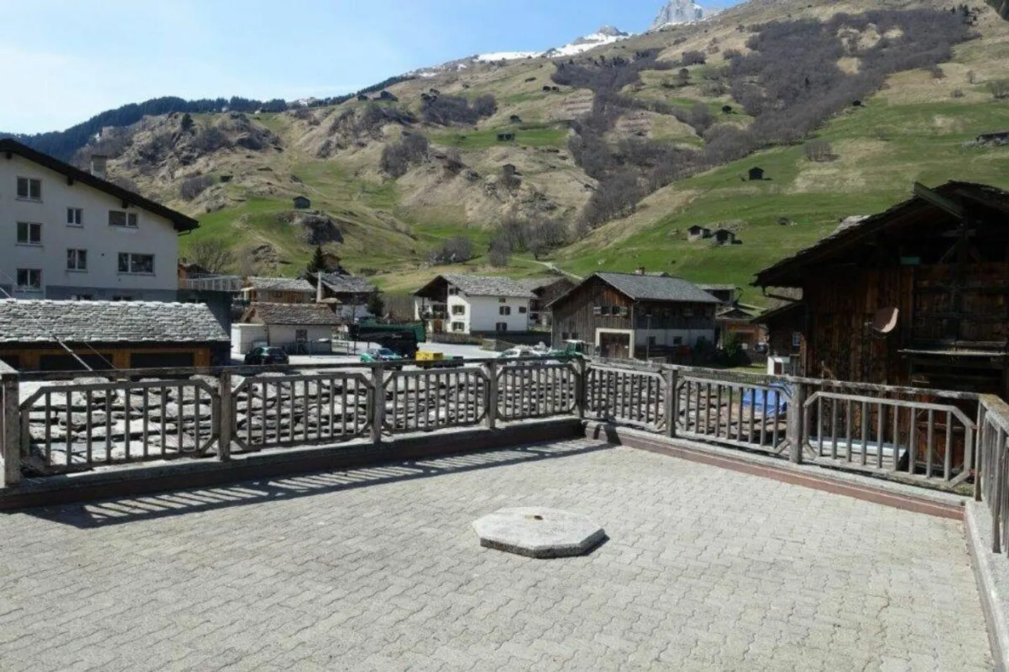 Large 6½-Room Maisonette Apartment - Photo 2 of 14