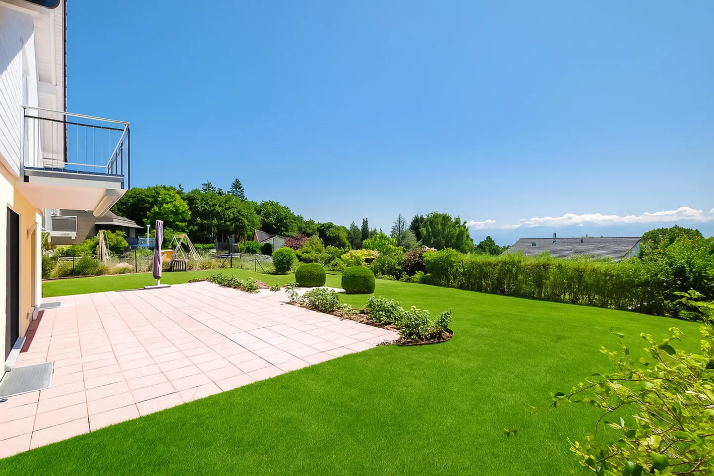 Family villa with lake view, quiet in Bassins - Photo 2 of 13