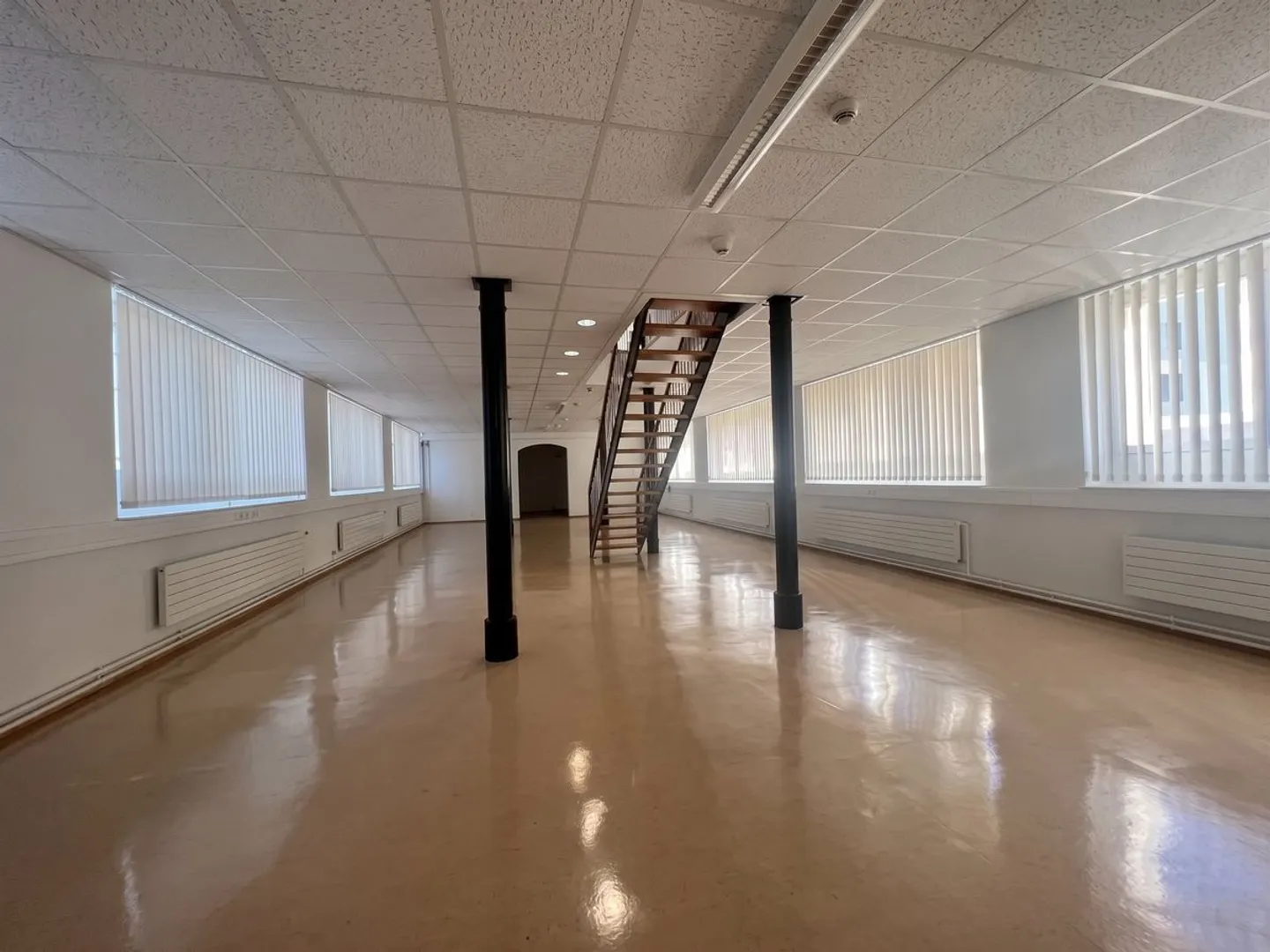 In vendita! Bellissimo edificio misto, con 14 garage e 18 posti auto - Foto 2 di 13