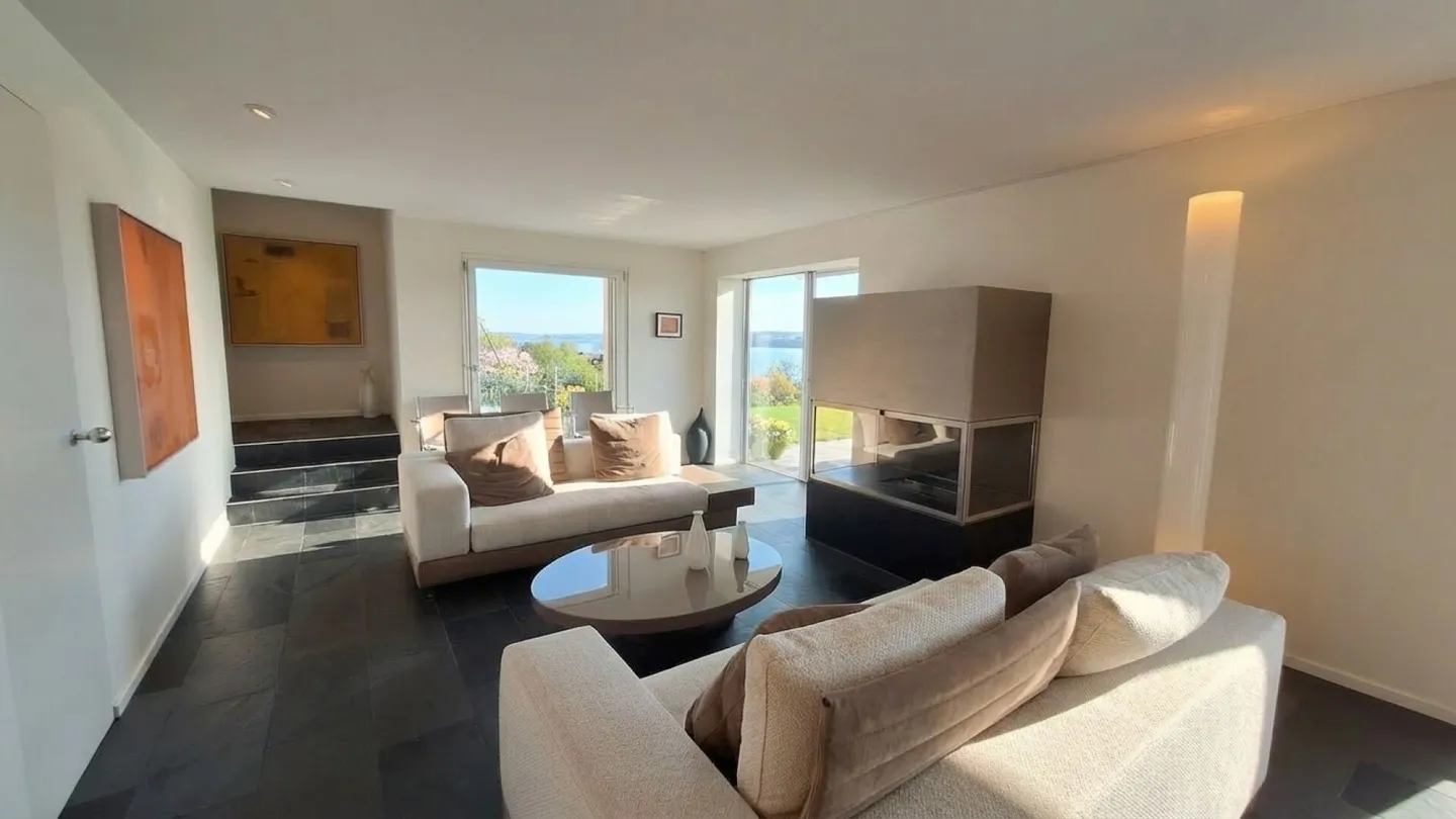 Exceptional villa with spectacular view of the lake and St. Pierre island - Photo 4 of 10