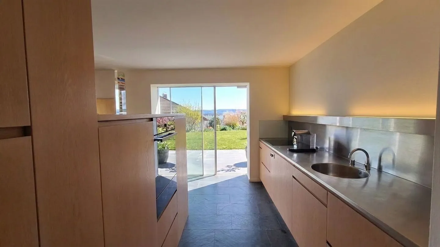Exceptional villa with spectacular view of the lake and St. Pierre island - Photo 9 of 10