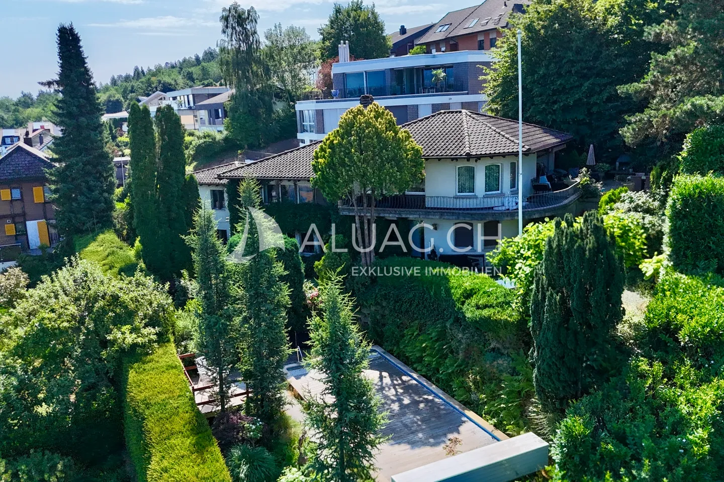 RESIDENTIAL JEWEL BELLEVUE WITH LAKE VIEW AND GARDEN - Photo 1 of 11