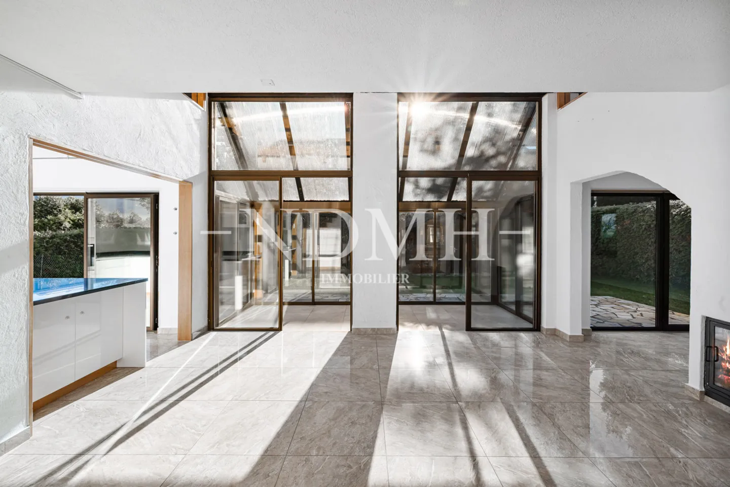 Wunderschöne individuelle Villa in einer außergewöhnlichen Umgebung - Foto 3 von 13