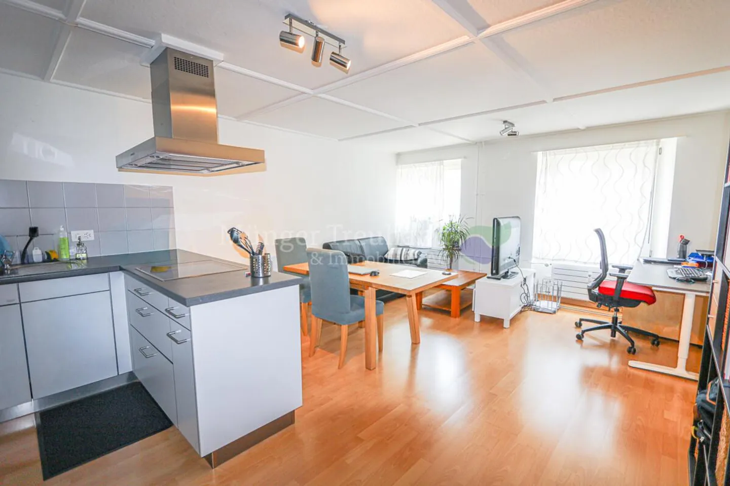 Proprietà a uso misto attraente nel centro di Sissach - Foto 3 di 12