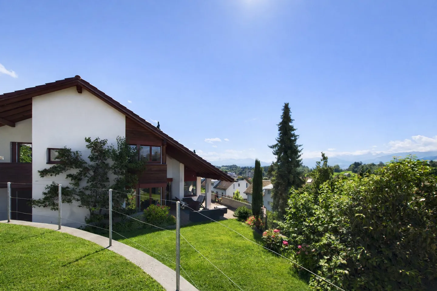 Casa unifamiliare moderna con vista - Foto 2 di 9