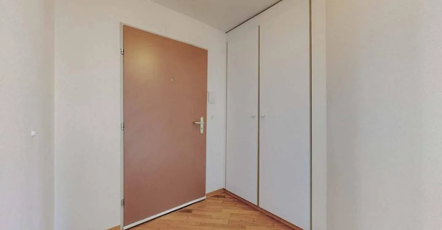 Charming Apartment in Quiet Area - Photo 2 of 12