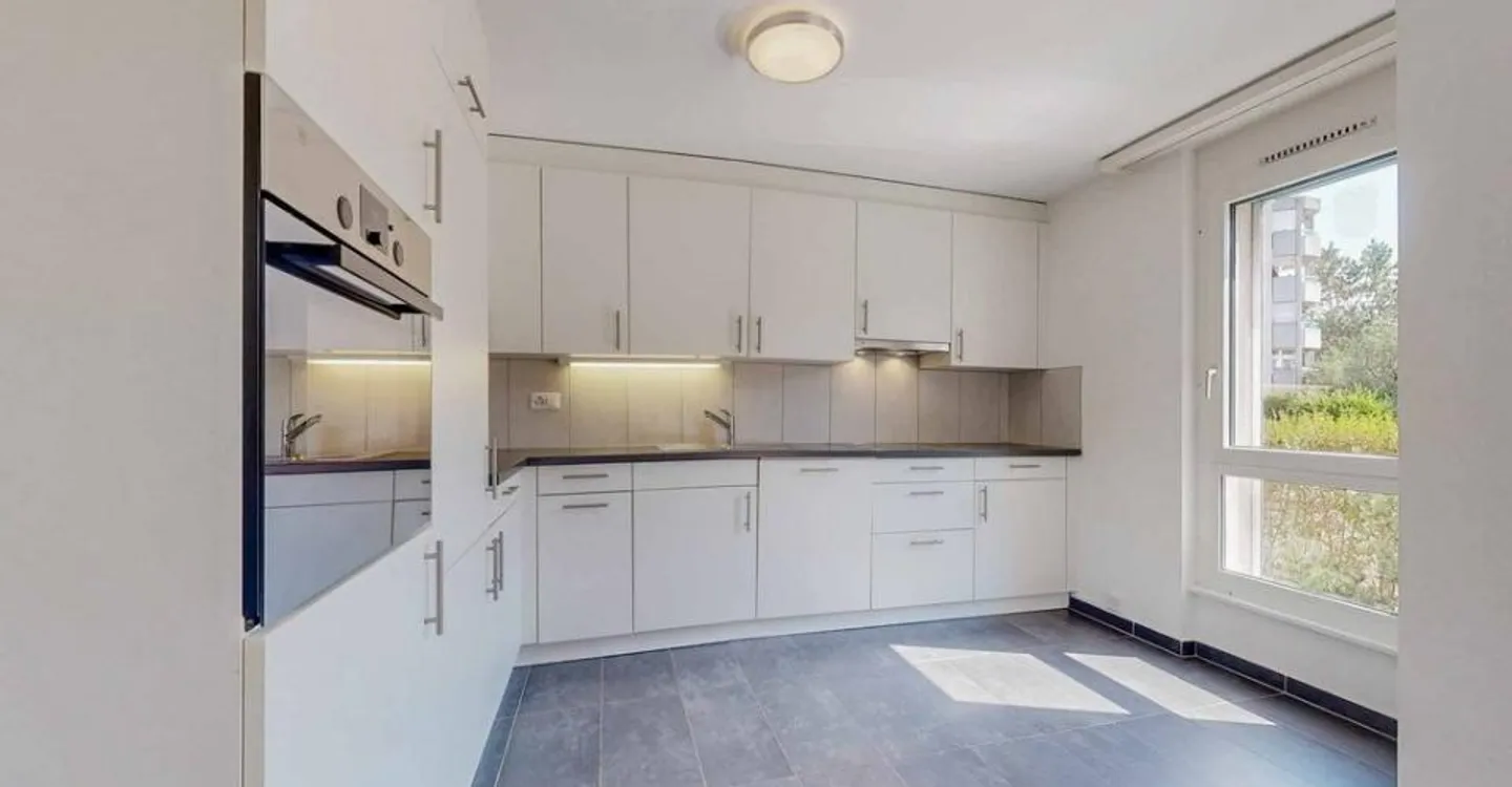 Charming Apartment in Quiet Area - Photo 3 of 12