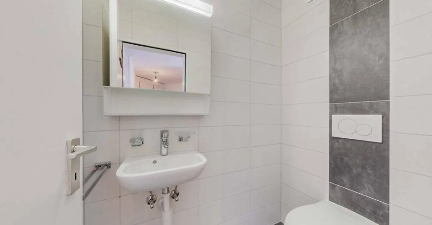 Charming Apartment in Quiet Area - Photo 5 of 12