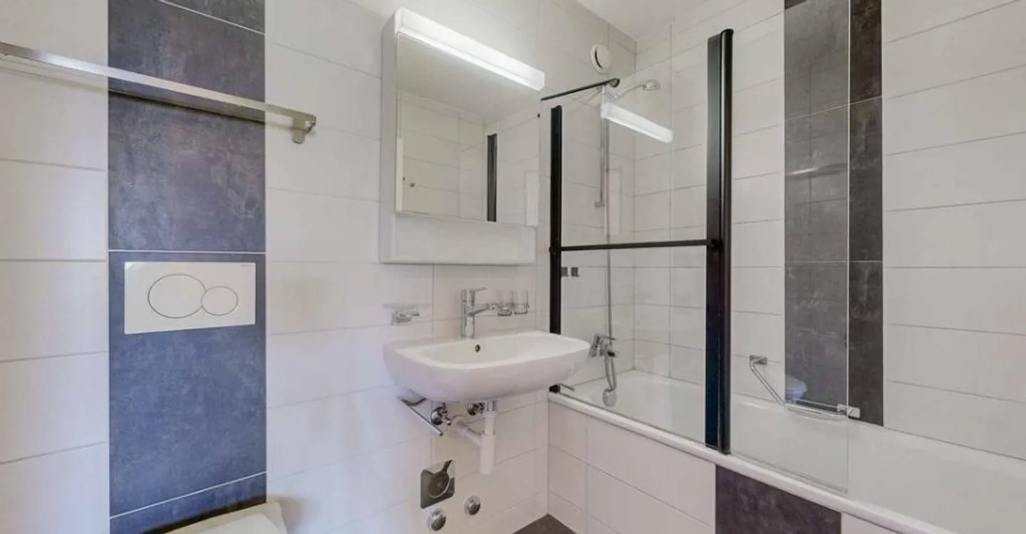 Charming Apartment in Quiet Area - Photo 6 of 12