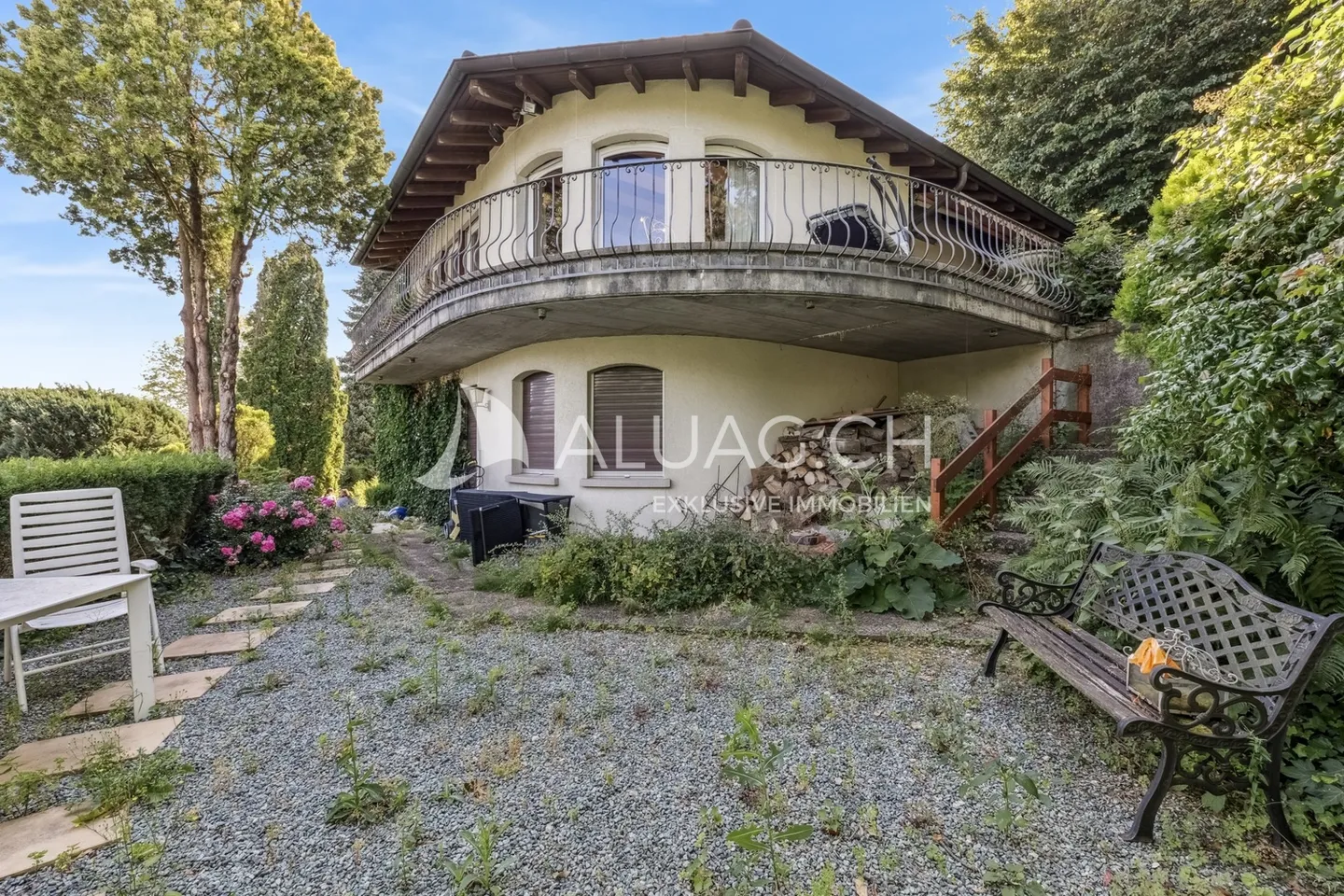 RESIDENTIAL JEWEL BELLEVUE WITH LAKE VIEW AND GARDEN - Photo 10 of 11