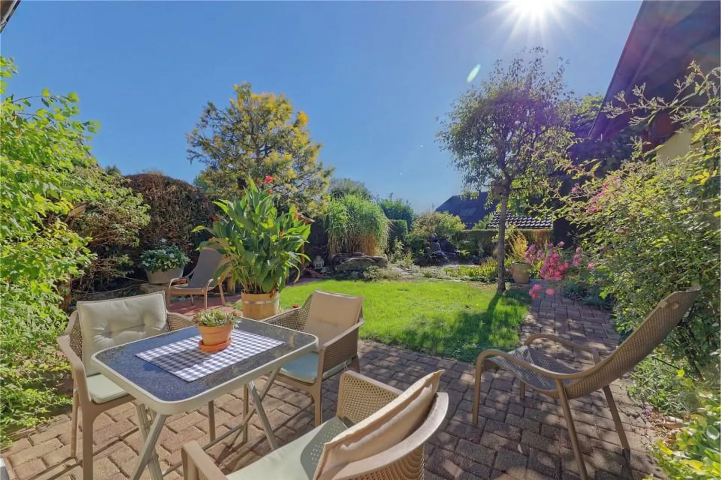 Maison individuelle spacieuse de 7½ pièces avec jardin idyllique - Photo 3 sur 13