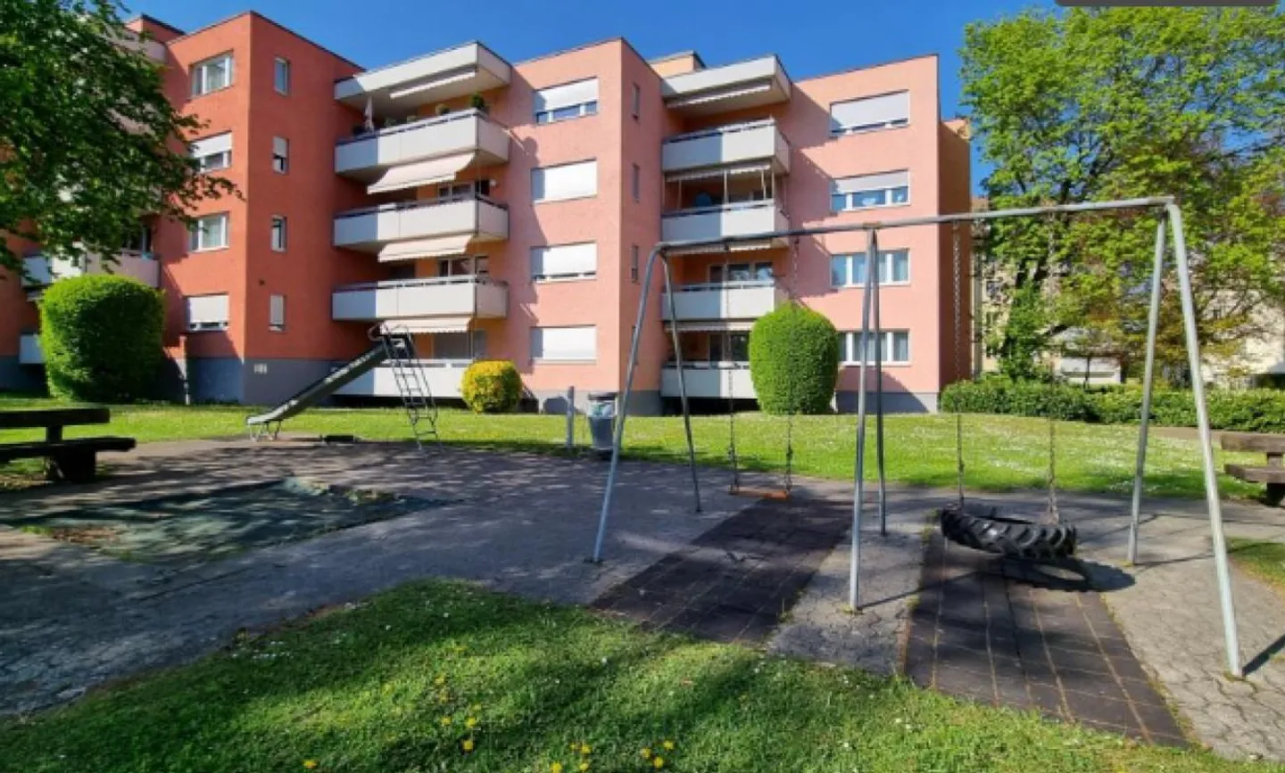Appartamento luminoso e adatto alle famiglie di 4,5 stanze in un quartiere tranquillo - Foto 1 di 11