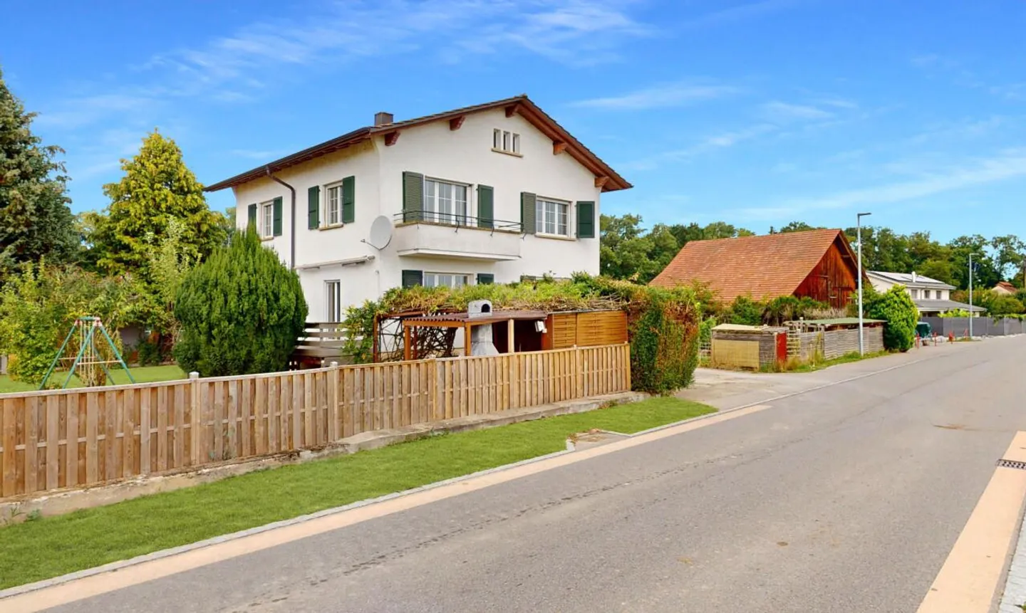 Schönes Zweifamilienhaus mit integriertem Garagen und sonnigem Garten! - Foto 1 von 13