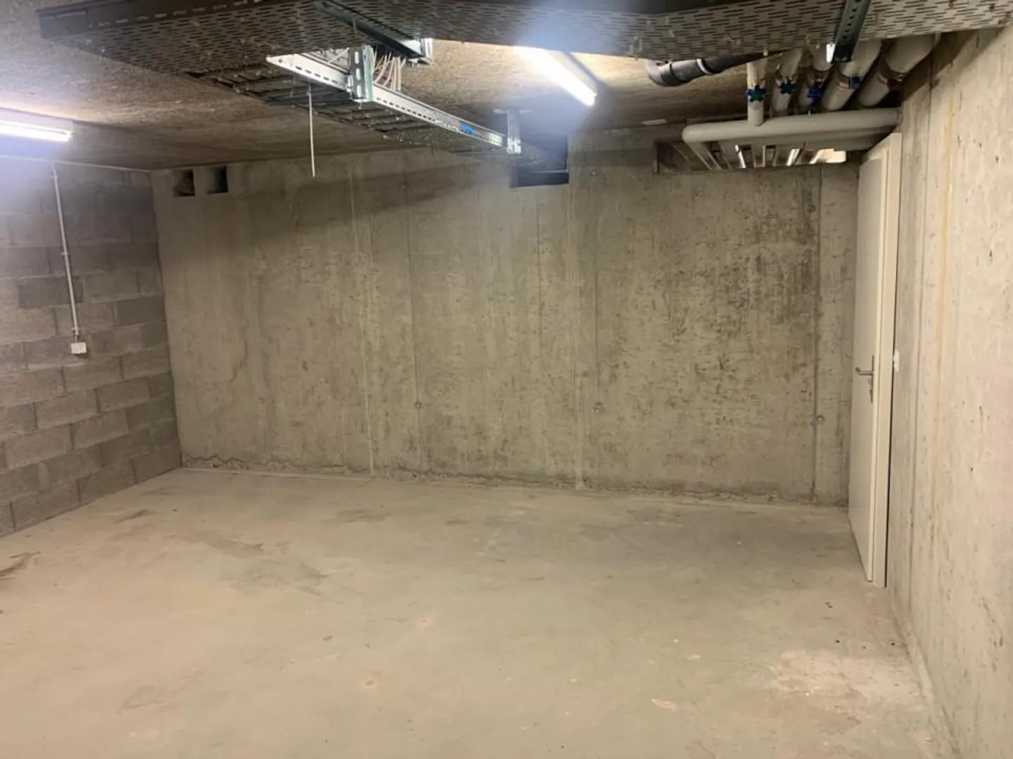 Large Storage Space of 28m2 - Photo 1 of 3