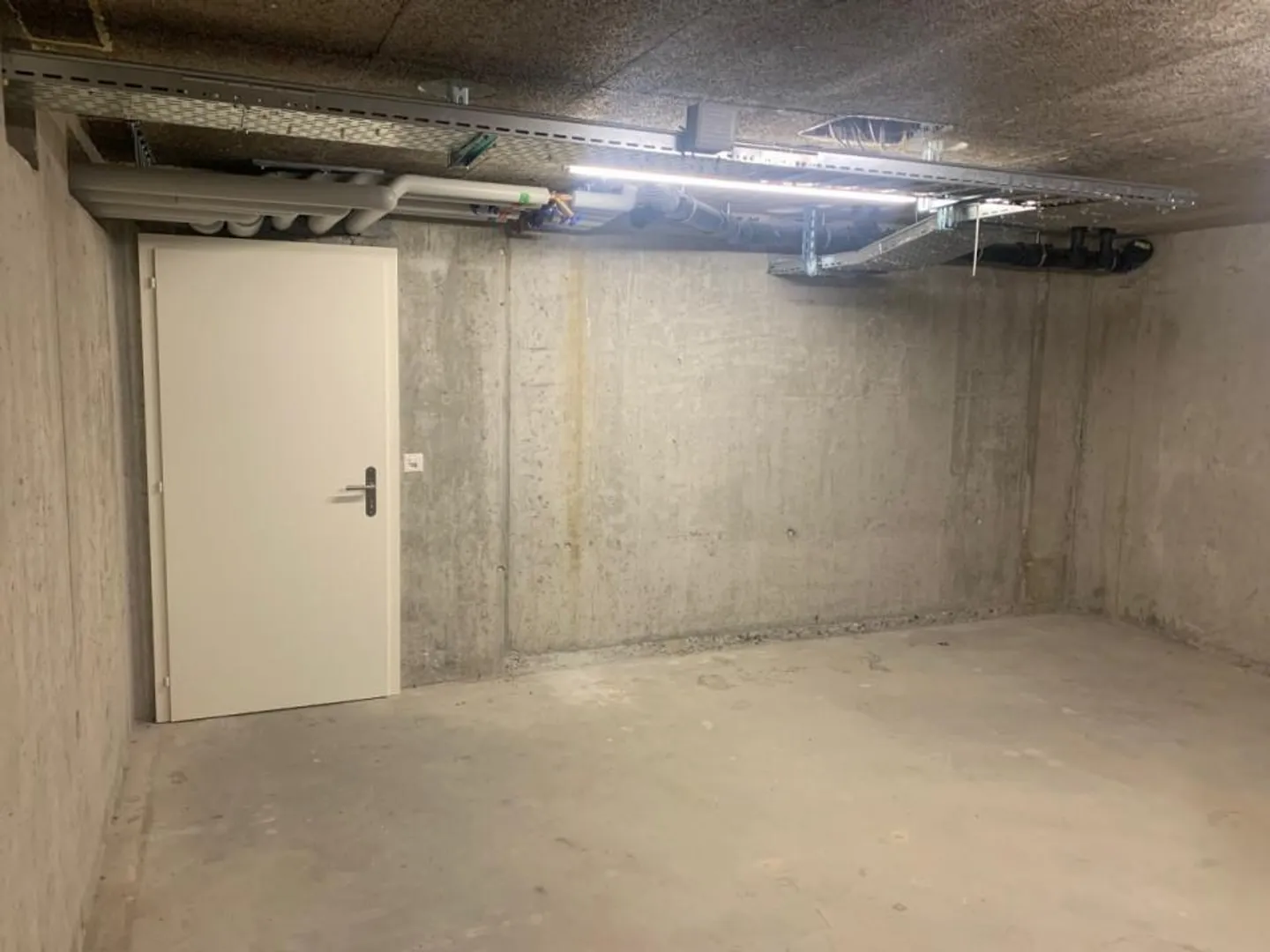 Large Storage Space of 28m2 - Photo 3 of 3