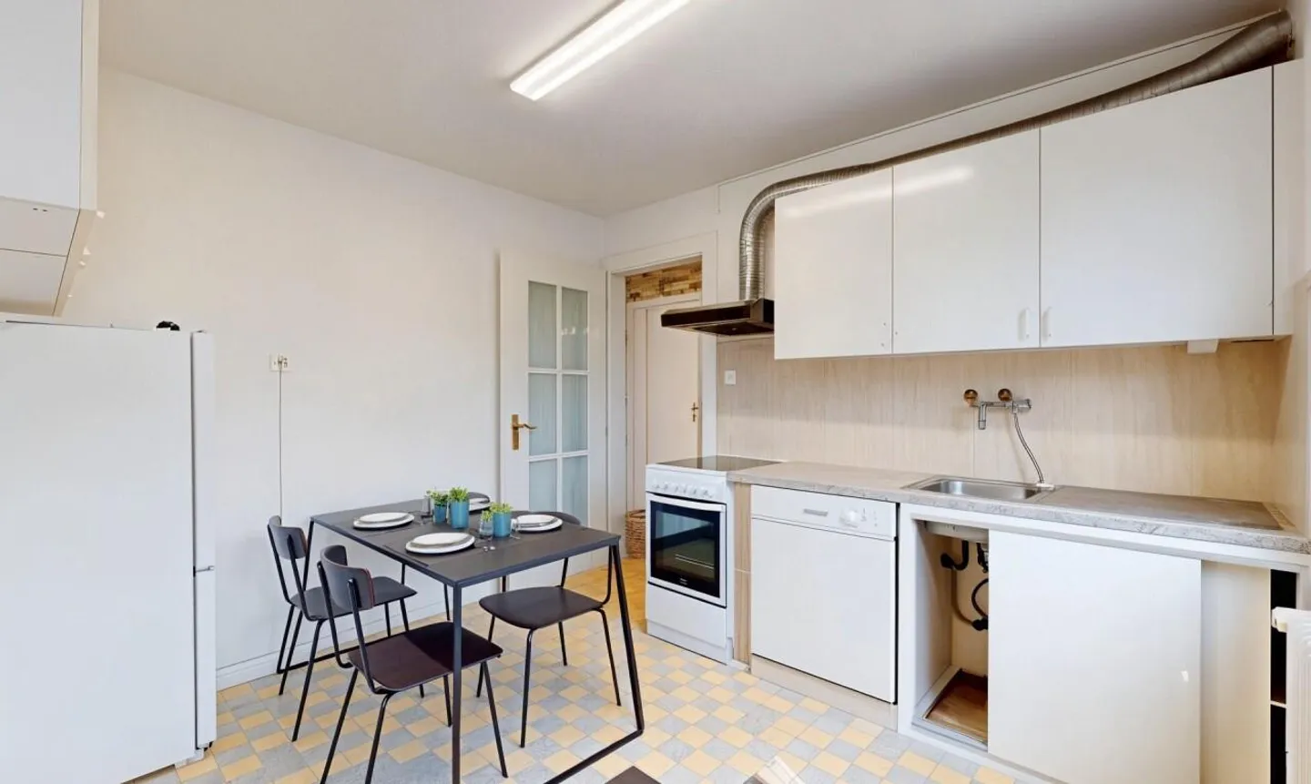 Schönes Zweifamilienhaus mit integriertem Garagen und sonnigem Garten! - Foto 3 von 13