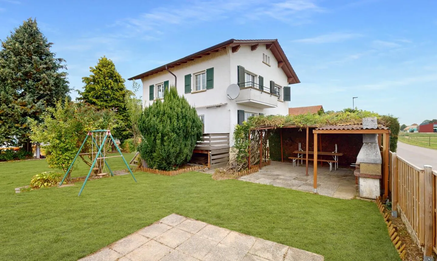 Schönes Zweifamilienhaus mit integriertem Garagen und sonnigem Garten! - Foto 5 von 13