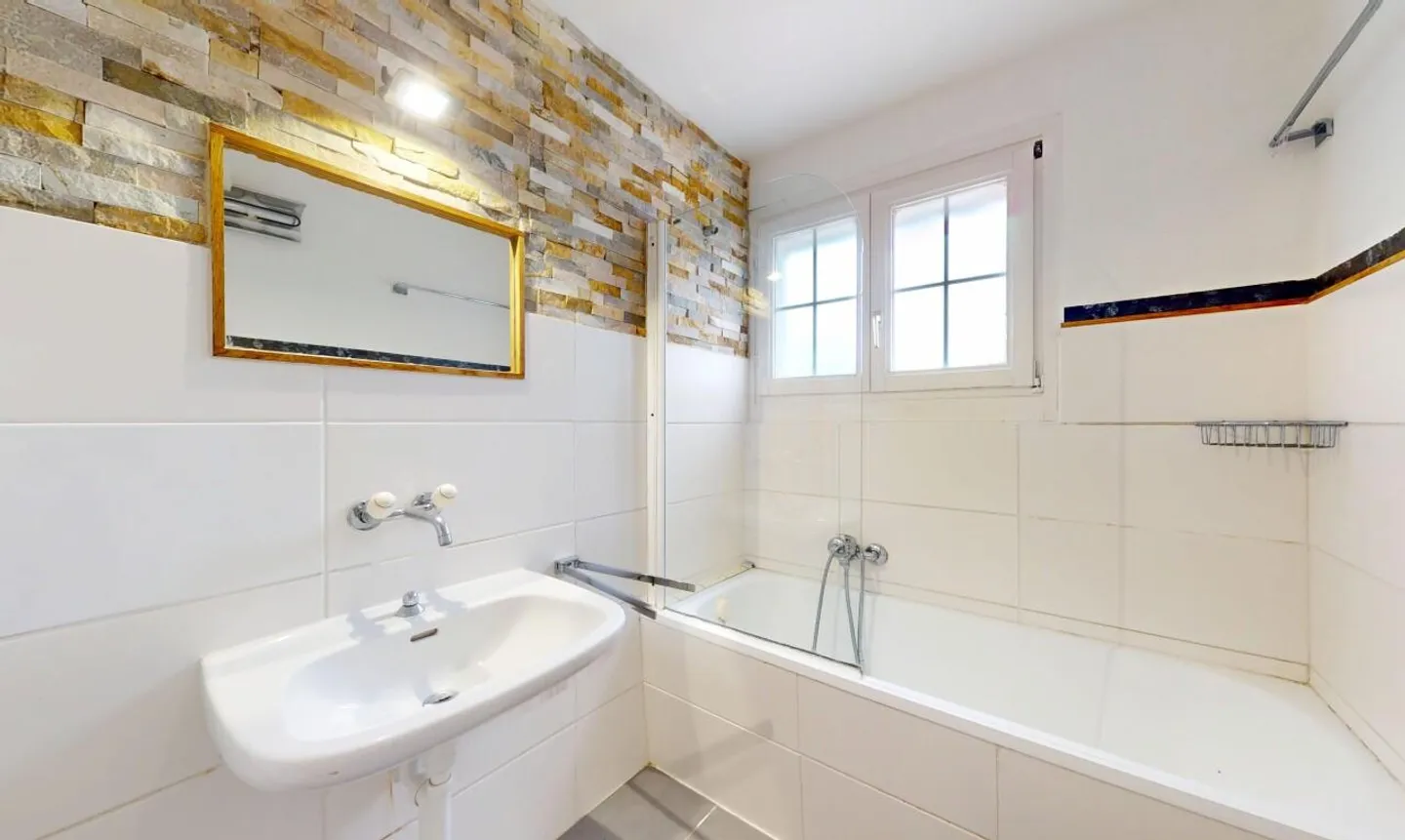 Schönes Zweifamilienhaus mit integriertem Garagen und sonnigem Garten! - Foto 9 von 13