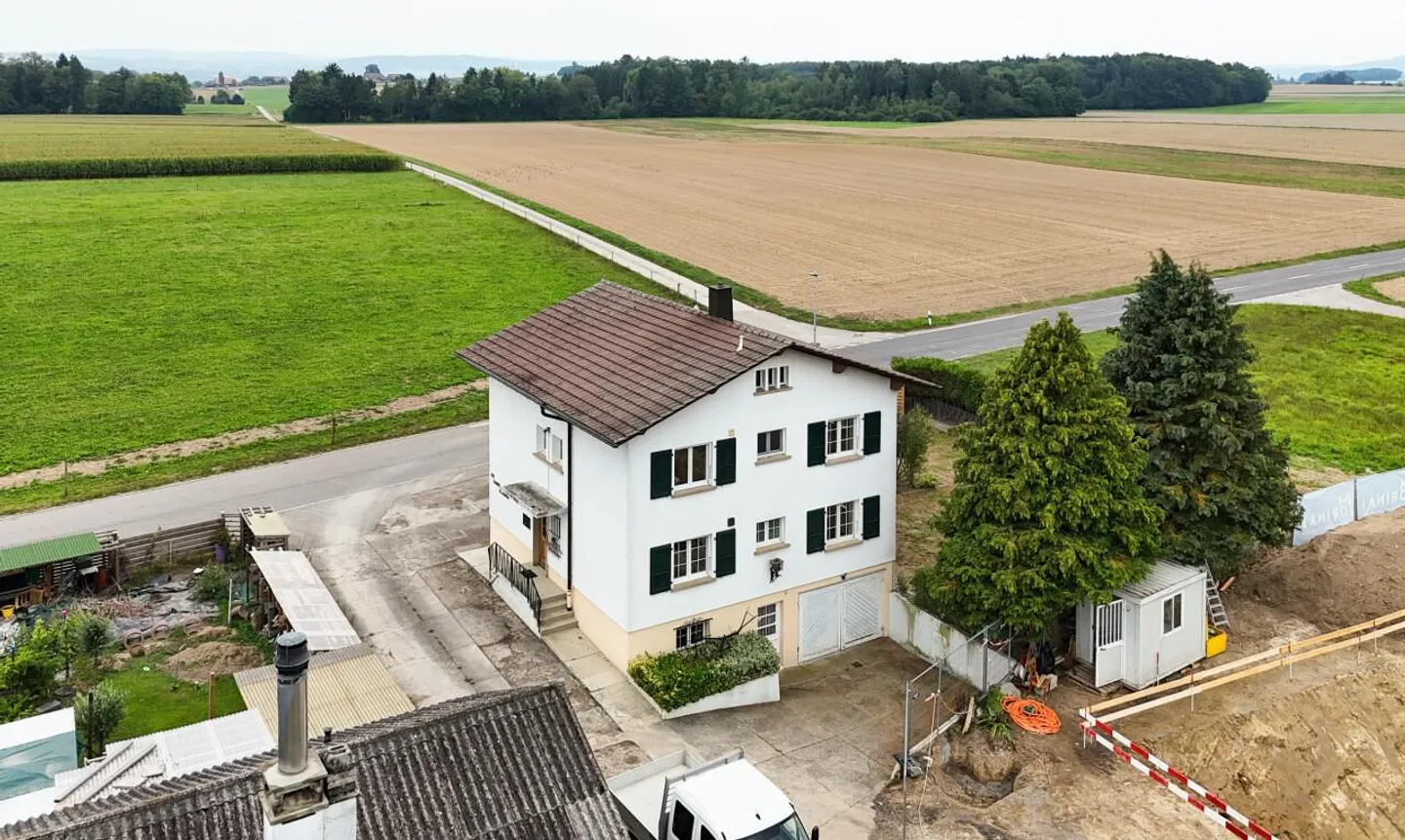 Schönes Zweifamilienhaus mit integriertem Garagen und sonnigem Garten! - Foto 10 von 13